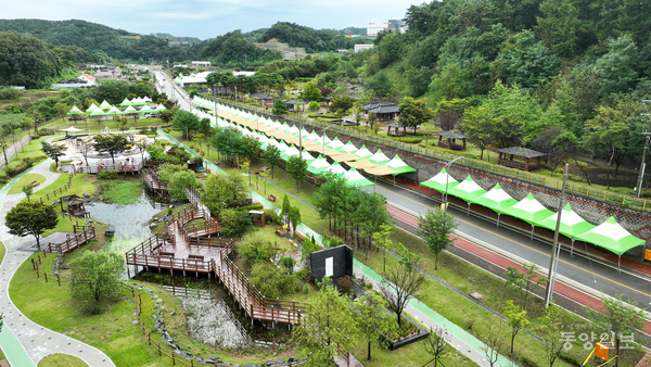 2025 청원생명축제를 하루 앞둔 17일 청주시 청원구 오창읍 미래지 농촌테마공원에 설치된 부스들이 일렬로 늘어서며 본격적인 개막 준비가 한창이다. [사진=손상훈 기자]