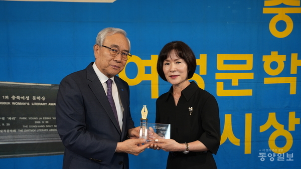 ▲ 18일 오후 2시 동양일보 아카데미홀에서 열린 20회 충북여성문학상 시상식에서 조철호(왼쪽) 동양일보 회장이 최운숙 수상자에게 시상하고 기념촬영하고 있다.