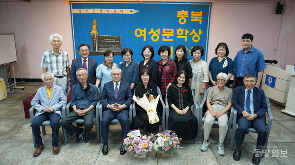 ▲18일 오후 2시 동양일보 아카데미홀에서 열린 20회 충북여성문학상 시상식 뒤 조철호(앞줄 왼쪽에서 세 번째) 동양일보 회장과 뒷목문학회 회원들, 역대 문학상 수상자들이 기념촬영하고 있다.