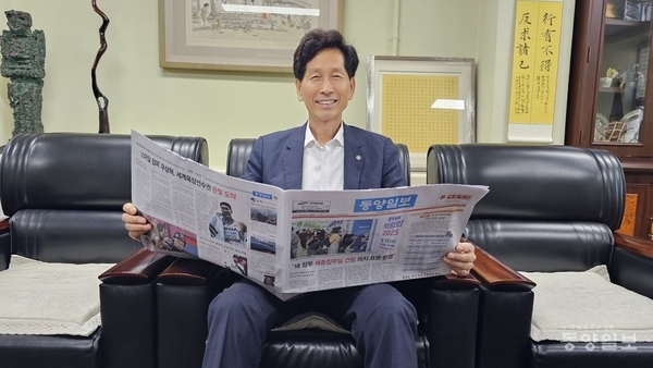 ▲강전섭 청주 문화원장ㆍ충북도문화원연합회장이 동양일보 신문을 받아들고 활짝 웃고 있다. 사진 박현진 기자