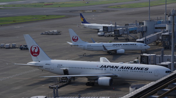  하네다공항 활주로에 정차한 JAL(일본항공) 비행기/ 사진 손상훈 기자