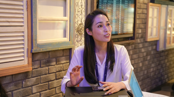 하네다 공항 미카 시즈미 과장이 공동취재진과 인터뷰를 진행하고 있다. 