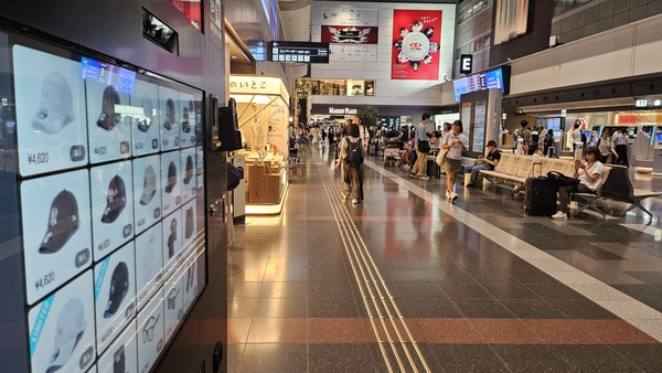 하네다공항 내에 위치한 복합쇼핑몰을 관광객들이 이용하고 있다. /사진 손상훈 기자