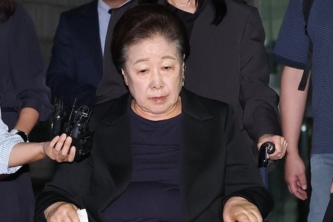 윤석열 정권과 통일교가 연관된 '정교유착 국정농단' 의혹을 받는 한학자 통일교 총재가 지난 22일 서울중앙지법에서 구속 전 피의자 심문(영장실질심사)을 마친 뒤 법정을 나서고 있다.