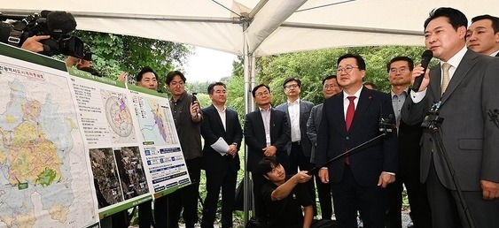 국민의힘 장동혁 대표(오른쪽)와 이장우 대전시장이 24일 오후 대전 유성구 나노·반도체 국가산단 현장을 방문해 산단 건립 추진 현황과 대전교도소 이전 등 지역 현안을 확인하고 있다.