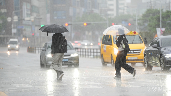 24일 청주시 청원구 율량동에서 시민들이 갑작스럽게 내린 집중호우에 발걸음을 재촉하고 있다. [사진=손상훈 기자]