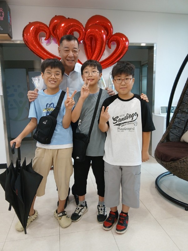 강전혁 김용후 박은우 군 3명이 공동 출품해 우수상을 받은 사진작품 원본. 아이들 뒤의 최원철 시장이 원본파일 이미지 그대로 보인다.