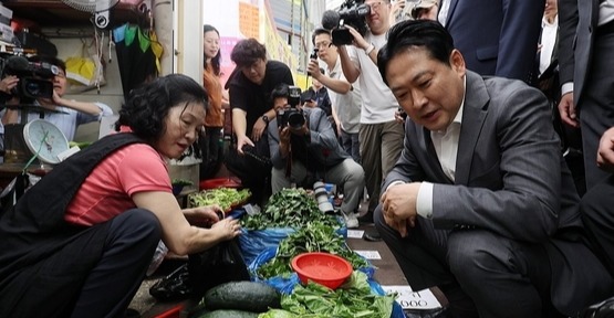 국민의힘 장동혁 대표가 25일 오전 대전시 동구 중동 중앙시장을 찾아 상인과 대화하고 있다.
