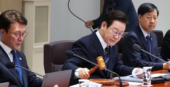 이재명 대통령이 30일 용산 대통령실에서 열린 44회 국무회의 개회 선언을 하고 있다.