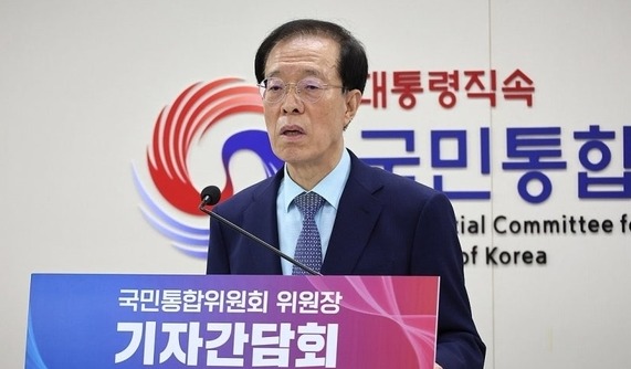 이석연 국민통합위원장이 30일 서울 종로구 정부서울청사 국민통합위원회 대회의실에서 기자간담회를 하고 있다.