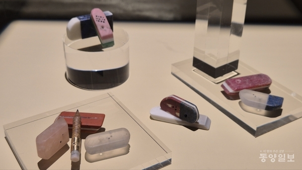 ▲공모전 가장 작은 작품- 줄리어 오버마이어의 ‘연필과 지우개’