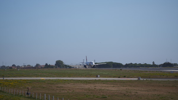 포르투 공항 활주로에서 비행기가 착륙하고 있다. 
