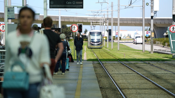 포르투 공항에서 시내로 나가는 지하철이 들어오고 있다.
