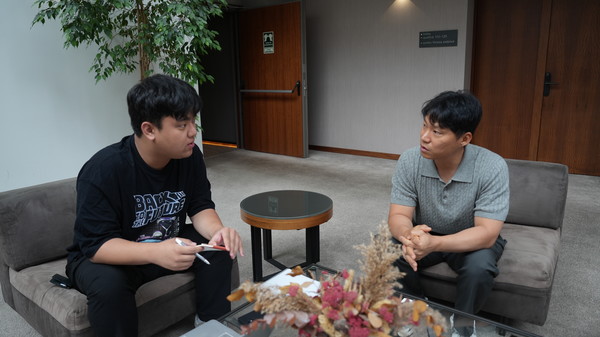 심민성(43)씨가 본보 취재진과 인터뷰를 하고 있다. 