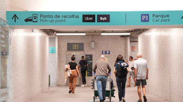 포르투 공항 지하 1층에 위치한 우버, 볼트 승차장으로 이용객들이 이동하고 있다. 