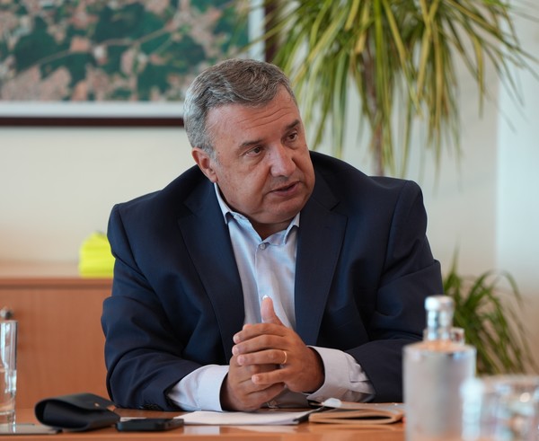 루이 알베스 포르투공항장이 공동취재팀과 인터뷰를 진행하고 있다.