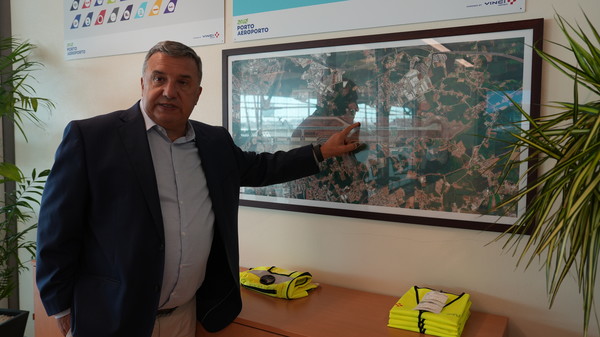 루이 알베스 포르투공항장이 포르투공항 활주로 도면을 설명하고 있다. 