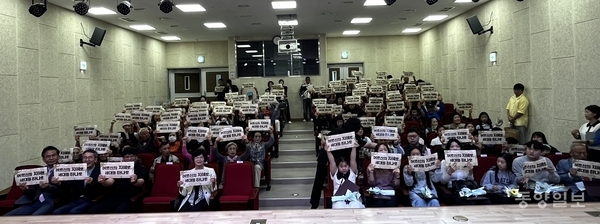 ▲ 2일 김수현드라마아트홀에서 열린 '2025 노인의 날 기념행사'에서 참가자들이 퍼포먼스를 하고 있다.