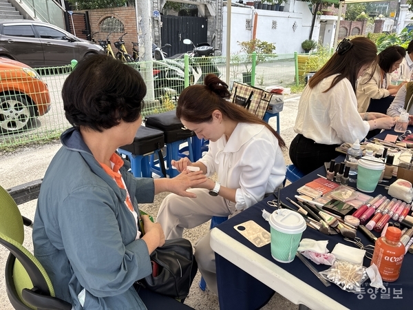 ▲2일 김수현드라마아트홀에서 열린 '2025 노인의 날 기념행사'에 다양한 체험·전시부스가 열리고 있다.