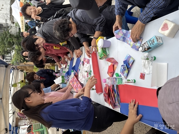 ▲2일 김수현드라마아트홀에서 열린 '2025 노인의 날 기념행사' 체험·전시부스 모습.