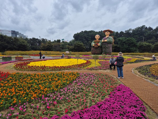 청원생명축제 꽃정원에서 관람객들이 사진을 찍고 있다. /사진 청주시