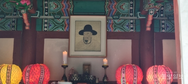 영정각에 있는 매월당 김시습 영정