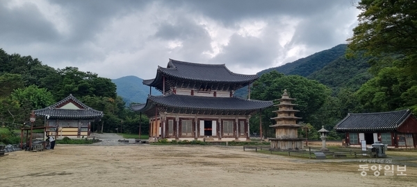 무량사 경내 전경<사진 도복희 기자.