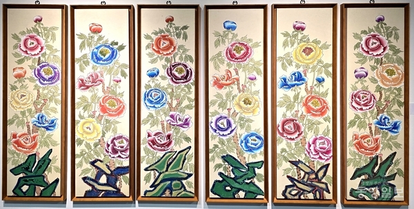 ▲ 신영숙 작 '괴석모란도' / 작가 제공