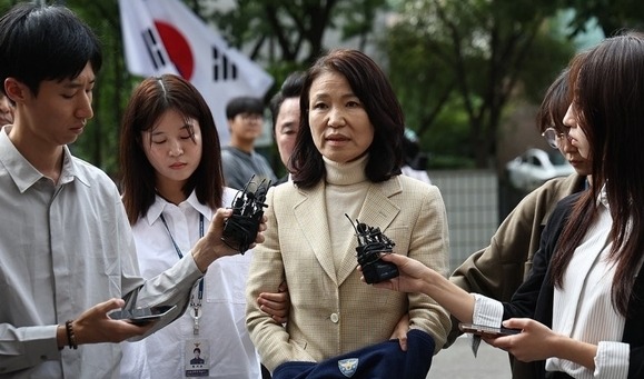 이진숙 전 방송통신위원장이 지난 4일 오후 체포적부심사를 받기 위해 서울남부지법으로 들어서며 발언하고 있다.