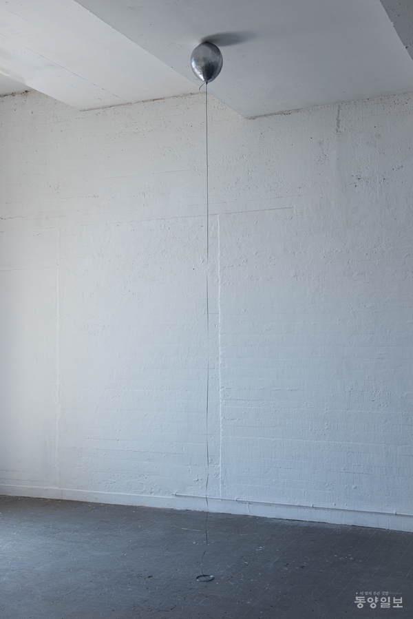 ▲한이경, 어떤 비밀들 #4, 가변설치, 혼합매체, 리본, 2025