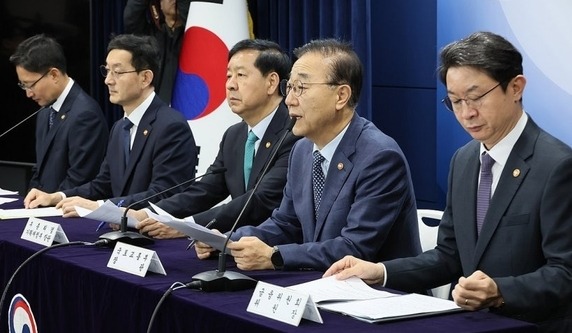 김윤덕 국토교통부 장관이 15일 서울 종로구 정부서울청사에서 주택시장 안정화 대책 관계부처 합동브리핑을 하고 있다. 왼쪽부터 임광현 국세정창, 윤창렬 국무조정실장, 구윤철 부총리 겸 기획재정부 장관, 김윤덕 국토교통부 장관, 이억원 금융위원장.