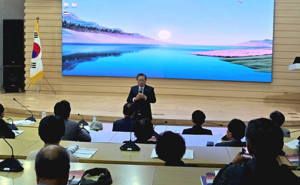 계룡산 유네스코세계복합유산 등재 학술세미나에서 이일주 공주문화원장이 발언을 하고있다.