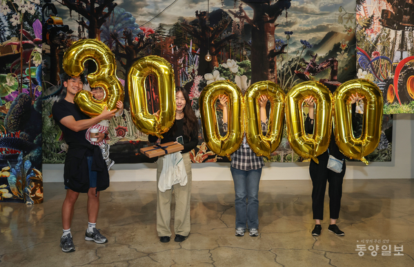 ▲지난 18일 2025 청주공예비엔날레 30만번째 입장객이 된 김경목(왼쪽)씨 가족에게 축하이벤트가 열리고 있다.