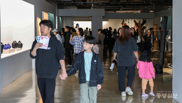 ▲2025 청주공예비엔날레 2주를 남기고 전시장을 찾은 관람객들.