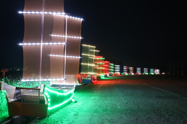 야간 LED 등으로 불 밝힌 백마강의 멋스러운 황포돛배. [사진 도복희 기자]