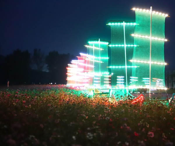 꽃과 어우러진 황포돛배의 조명빛은 해상강국으로 면모를 떨쳤던 백제의 융성했던 당시 모습을 상징적으로 보여주는 듯 하다. [사진 도복희 기자]