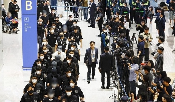 캄보디아 온라인 사기에 가담해 구금된 한국인들이 지난 18일 오전 인천국제공항 2터미널을 통해 송환되고 있다.