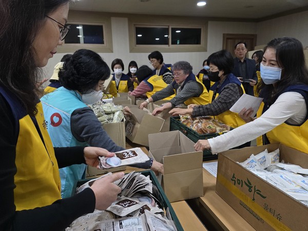 공주 지역의 어르신을 위한 '사랑의 푸드박스' 나눔 행사가 열리고 있다.