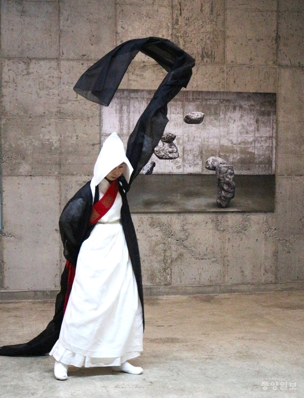 ▲서정숙 전몽무용가의 '풍화' 공연 모습.