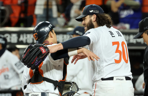 24일 대전 한화생명 볼파크에서 열린 2025 프로야구 KBO리그 포스트시즌 플레이오프 5차전 삼성 라이온즈와 한화 이글스의 경기. 3회초 수비를 무실점으로 막은 한화 폰세가 포수 최재훈에게 고마움을 표시하고 있다.  /연합뉴스