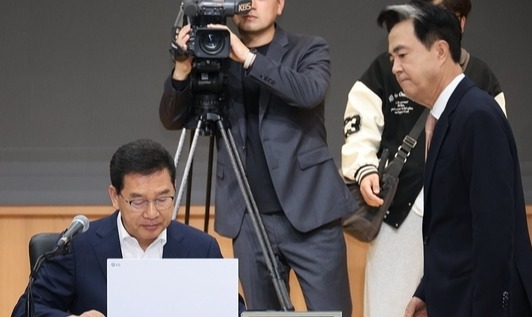 27일 충남 홍성군 충남도청에서 열린 행정안전위원회의 충남도 국정감사에서 김태흠 충남도지사가 정회된 국감이 재개된 뒤 신정훈 위원장에 사과하고 있다.