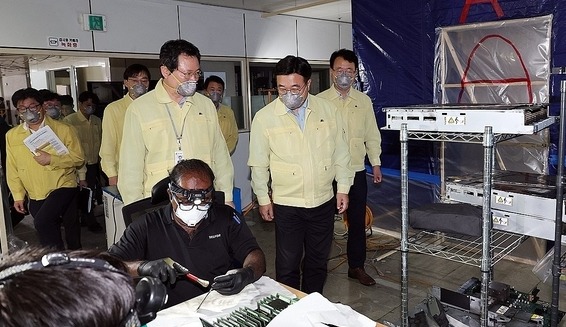 윤호중 행정안전부 장관이 8일 국가정보자원관리원 대전센터를 방문하여 화재로 서비스가 중단된 행정정보시스템 복구현장을 점검하고 있다.【