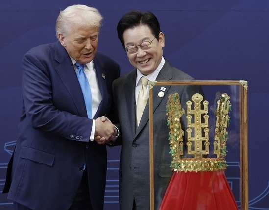 이재명 대통령이 29일 경북 경주박물관에서 도널드 트럼프 미국 대통령에게 '천마총 금관 모형'을 선물한 뒤 악수하고 있다.