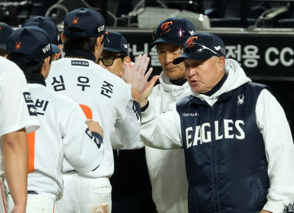  29일 대전한화생명볼파크에서 열린 2025 프로야구 KBO리그 포스트시즌 한국시리즈 3차전 한화이글스와 LG트윈스의 경기에서 김경문 한화이글스 감독이 선수들을 격려하고 있다./연합뉴스