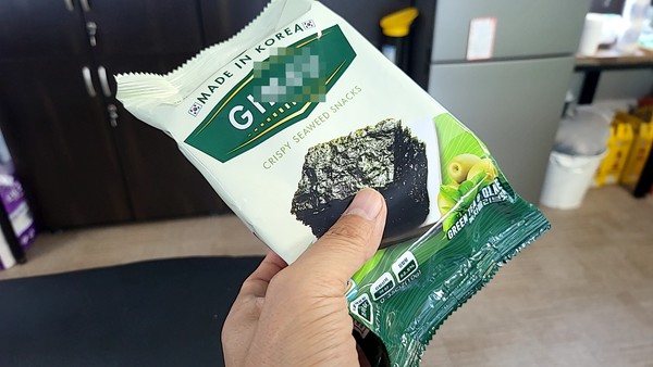 홍성군 모 의원 배우자가 OEM으로 납품한 제품을 주문 업체가 사회단체에 판매한 조미 김. 이를 두고 지역 정가에서는 경제공동체인 모 의원과 배우자가 도덕적 해이 논란과 뒷말을 의식해 이를 우회판매 했다는 문제를 제기하고 있다.