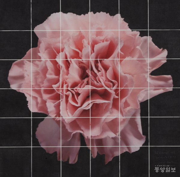 ▲이용택_36-carnations 2025080401, 98x98cm, mixed medium on Korean paper, 2025