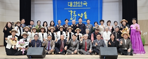 ▲ 10월 31일 문화제조창 5층 공연장에서 열린 '2025 대한민국시낭송축제' 출연진들이 하트를 날리고 있다. 사진 박현진 기자