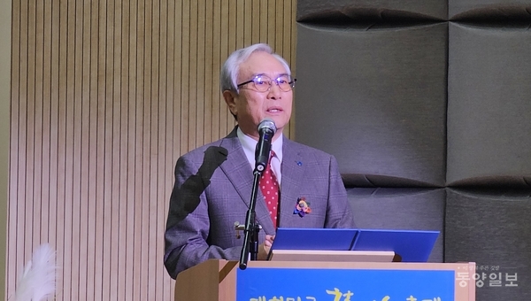 ▲'2025 대한민국시낭송축제'에서 조철호 동양일보 회장이 인사말을 하고 있다.