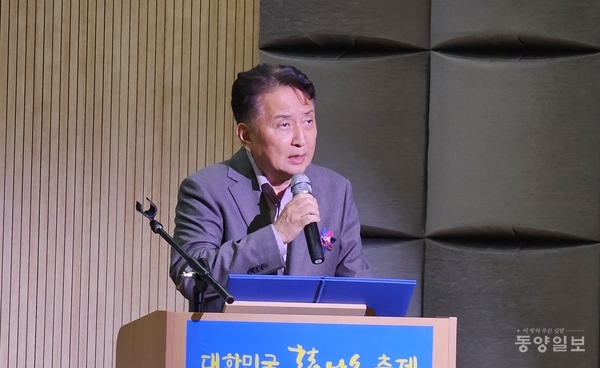 ▲'2025 대한민국시낭송축제'에 출연한 김영환 충북도지사가 자작시 '내가 꽃인 줄도 모르고'를 낭송하고 있다.