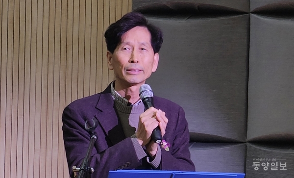 ▲'2025 대한민국시낭송축제'에 출연한 강전섭 청주문화원장이 애송시 유치환의 '행복'을 낭송하고 있다.